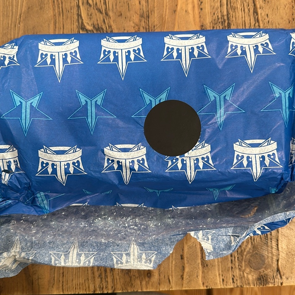 New unused Jeffree Star Blue Bloods palette